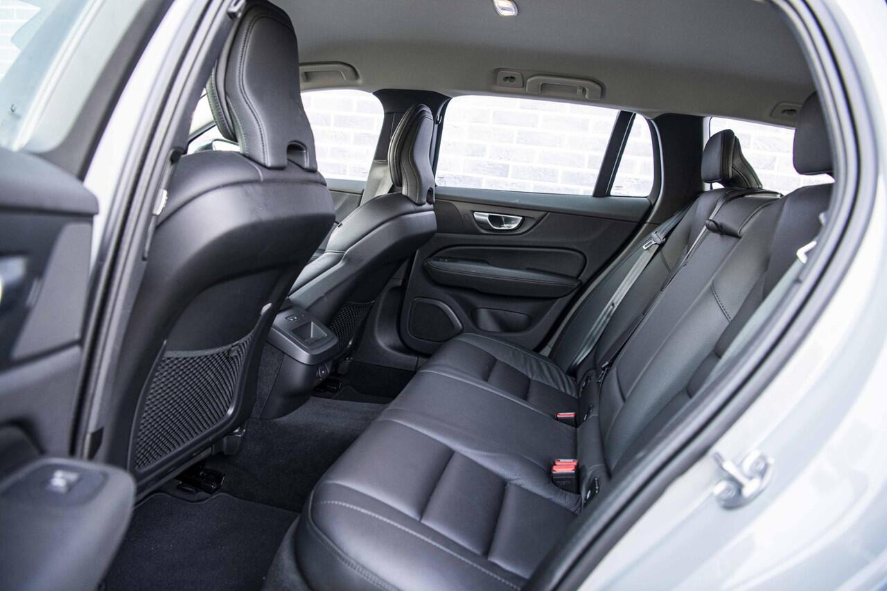 Volvo V60 2.0 B3 Essential Edition | Sport Pack | 19" Black Edition Velgen | Leder | Adaptieve Cruise Control | Stoelverwarming | Park Assist |