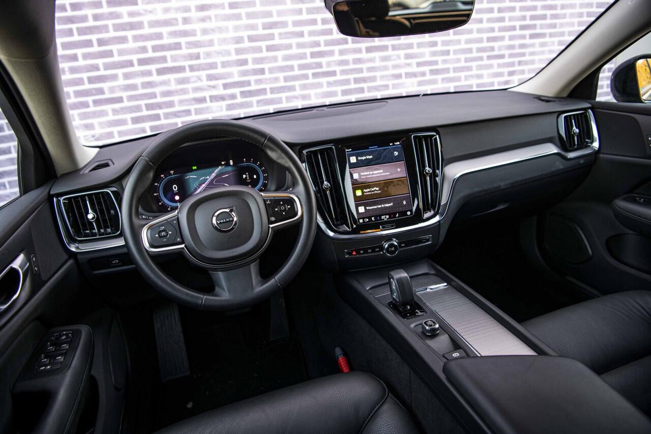 Volvo V60 2.0 B3 Essential Edition | Sport Pack | 19" Black Edition Velgen | Leder | Adaptieve Cruise Control | Stoelverwarming | Park Assist |