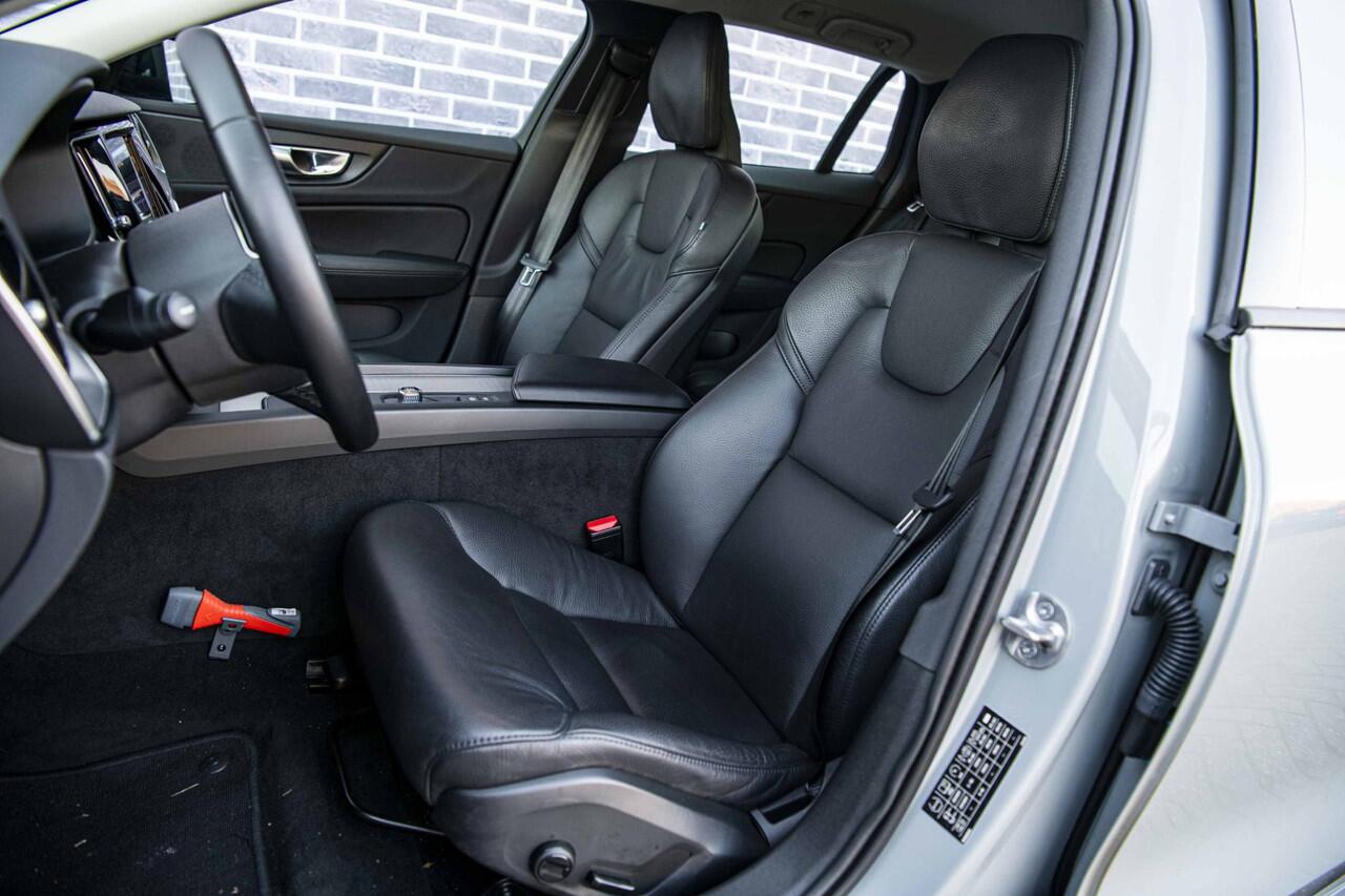 Volvo V60 2.0 B3 Essential Edition | Sport Pack | 19" Black Edition Velgen | Leder | Adaptieve Cruise Control | Stoelverwarming | Park Assist |