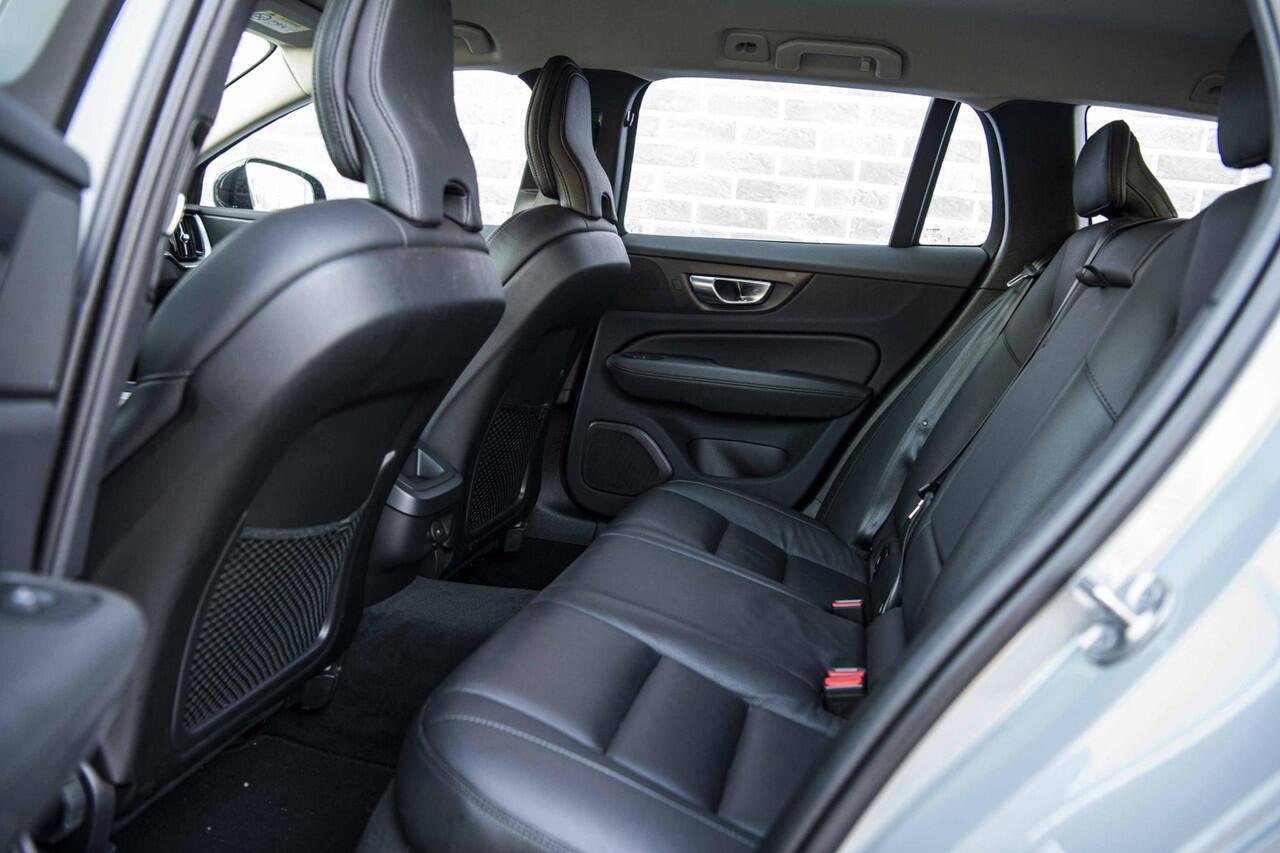 Volvo V60 2.0 B3 Essential Edition | Sport Pack | 19" Black Edition Velgen | Leder | Adaptieve Cruise Control | Stoelverwarming | Park Assist |