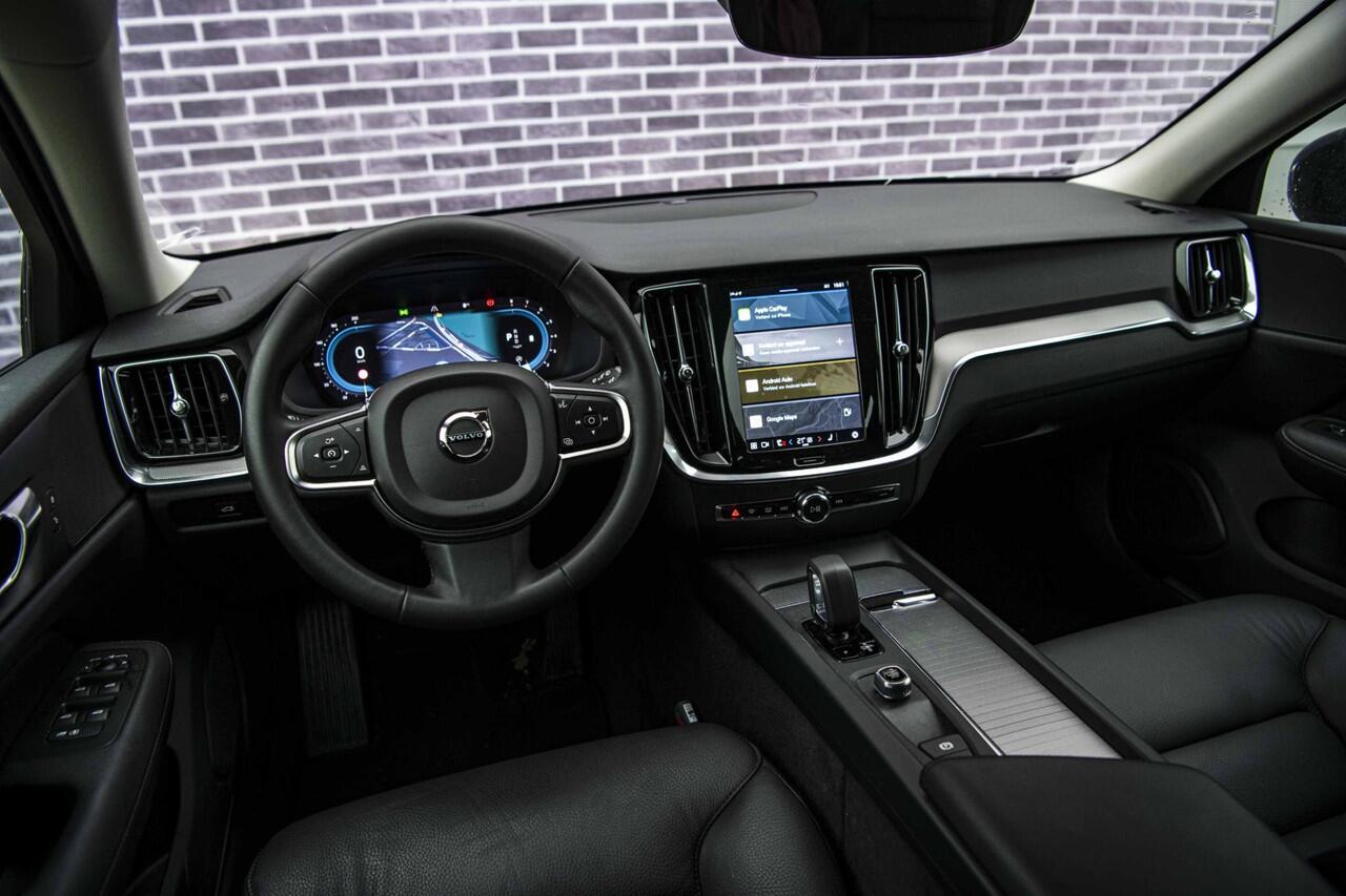Volvo V60 2.0 B3 Essential Edition | Sport Pack | 19" Black Edition Velgen | Leder | Adaptieve Cruise Control | Stoelverwarming | Park Assist |