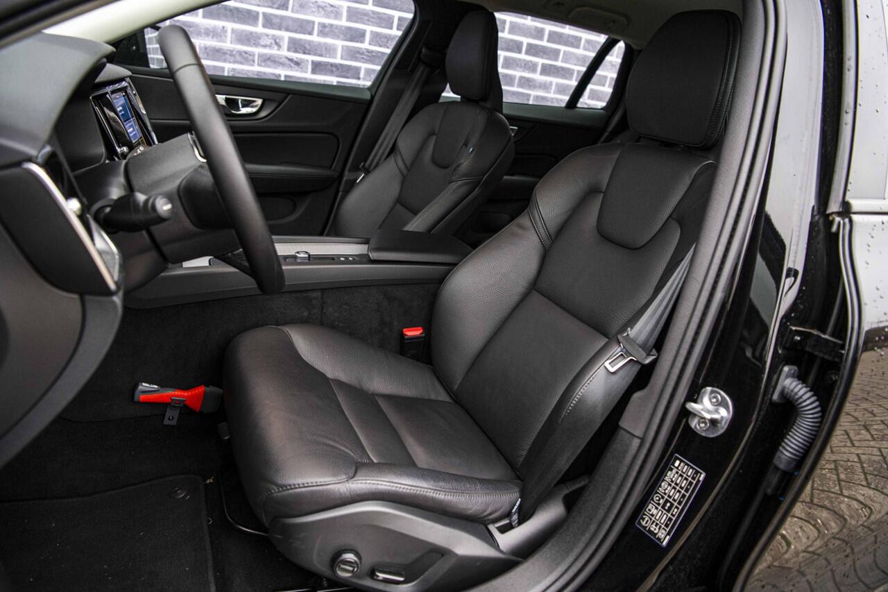 Volvo V60 2.0 B3 Essential Edition | Sport Pack | 19" Black Edition Velgen | Leder | Adaptieve Cruise Control | Stoelverwarming | Park Assist |
