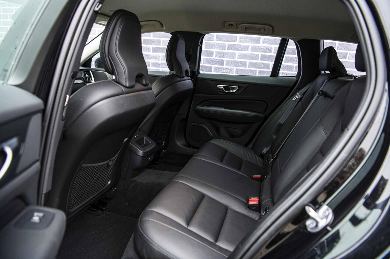 Volvo V60 2.0 B3 Essential Edition | Sport Pack | 19" Black Edition Velgen | Leder | Adaptieve Cruise Control | Stoelverwarming | Park Assist |