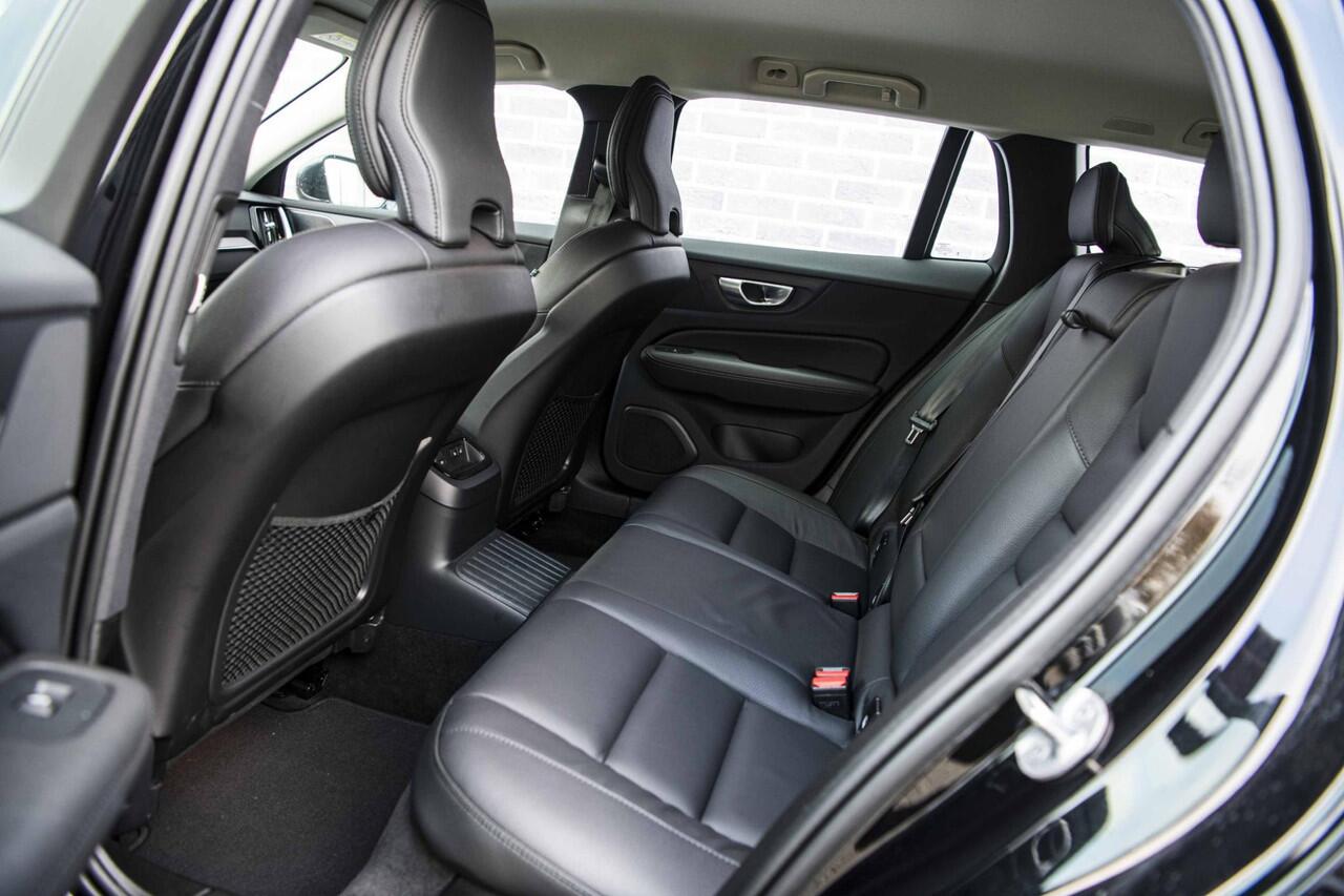 Volvo V60 2.0 T6 Plug-in hybrid AWD Plus Bright | Adaptieve Cruise Control | Trekhaak | Harman & Kardon | Stoel + stuurverwarming |