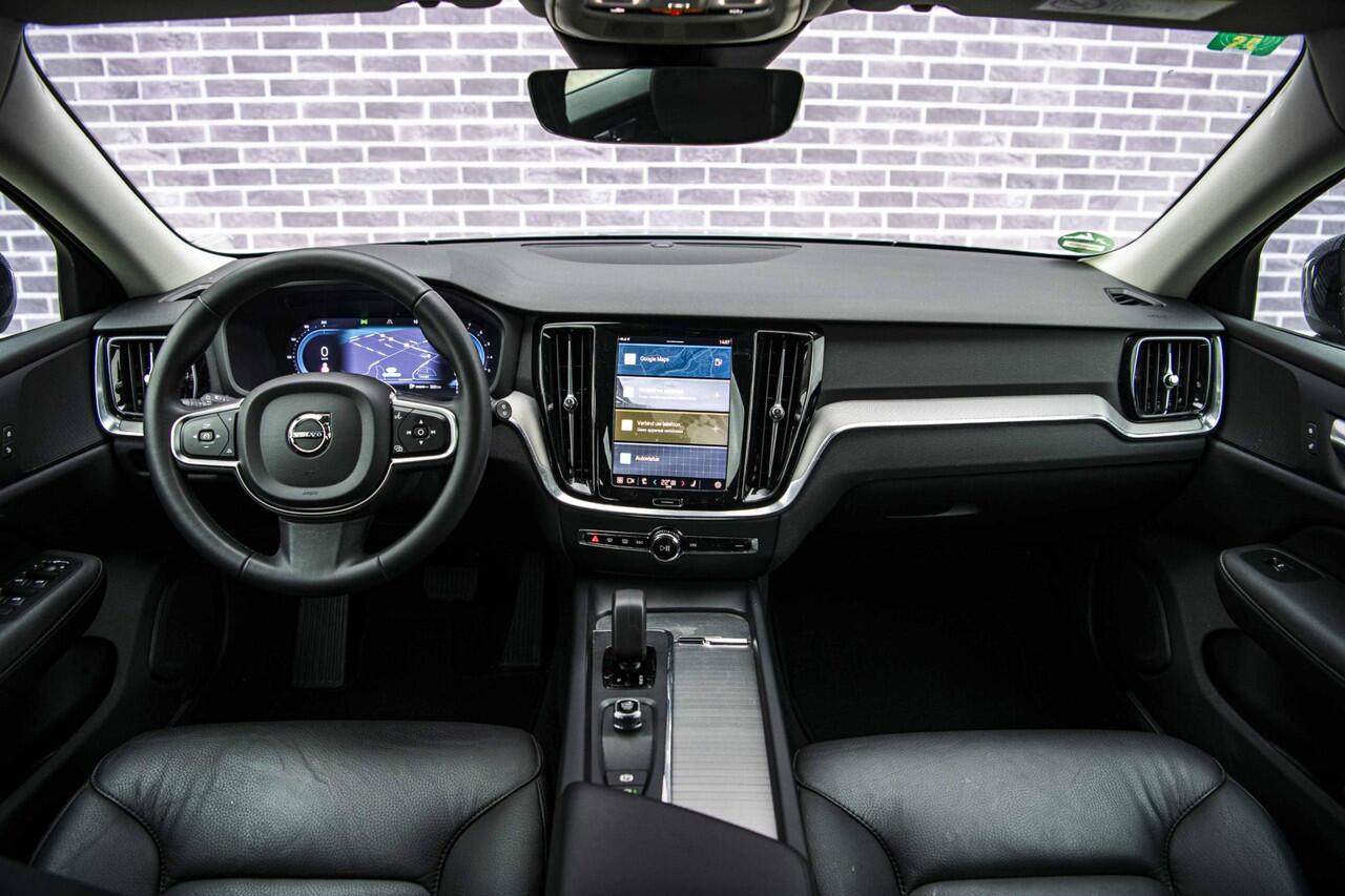 Volvo V60 2.0 B3 Essential Edition | Sport Pack | 19" Black Edition Velgen | Leder | Adaptieve Cruise Control | Stoelverwarming | Park Assist |