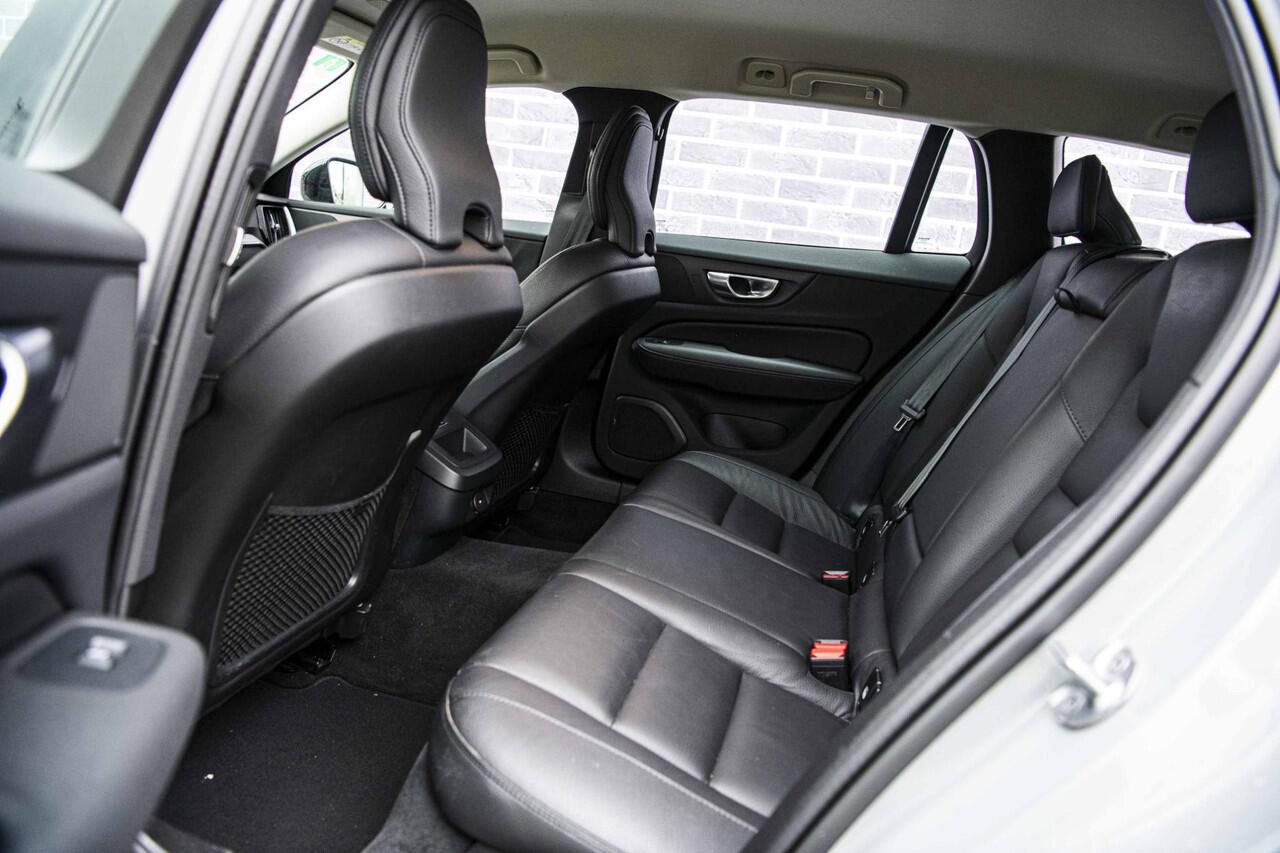 Volvo V60 2.0 B3 Essential Edition | Sport Pack | 19" Black Edition Velgen | Leder | Adaptieve Cruise Control | Stoelverwarming | Park Assist |