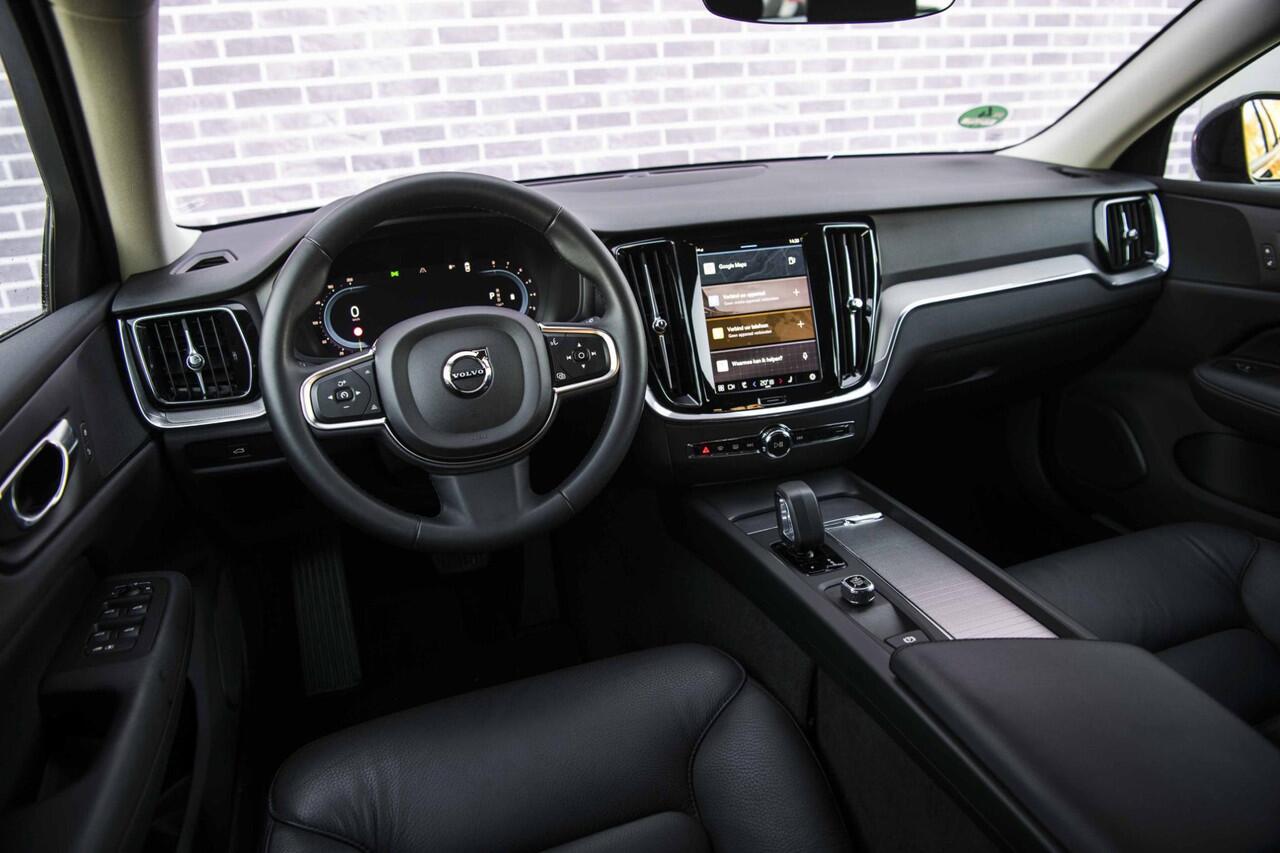 Volvo V60 2.0 B3 Essential Edition | Sport Pack | 19" Black Edition Velgen | Leder | Adaptieve Cruise Control | Stoelverwarming | Park Assist |