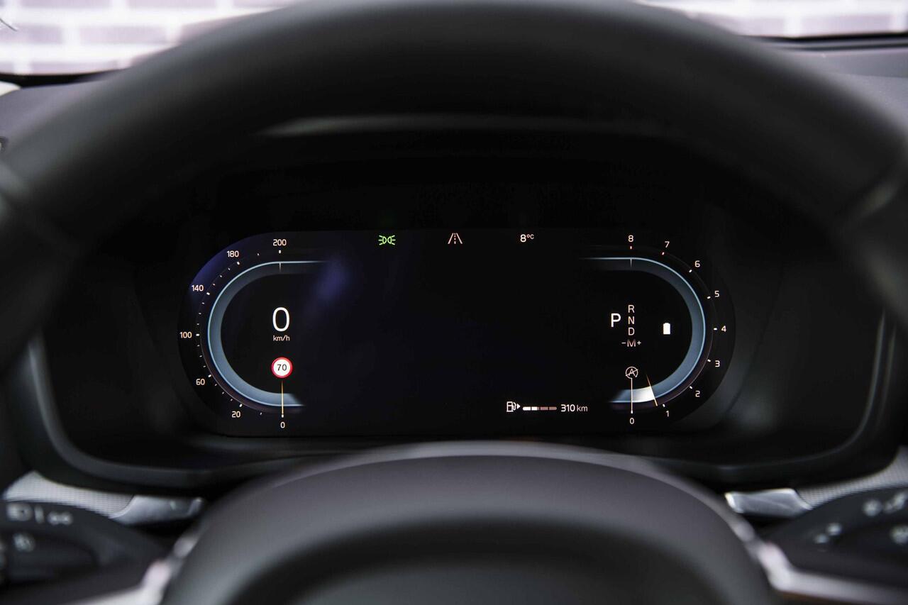 Volvo V60 2.0 B3 Essential Edition | Sport Pack | 19" Black Edition Velgen | Leder | Adaptieve Cruise Control | Stoelverwarming | Park Assist |