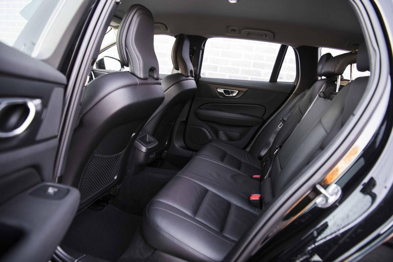 Volvo V60 2.0 B3 Essential Edition | Sport Pack | 19" Black Edition Velgen | Leder | Adaptieve Cruise Control | Stoelverwarming | Park Assist |