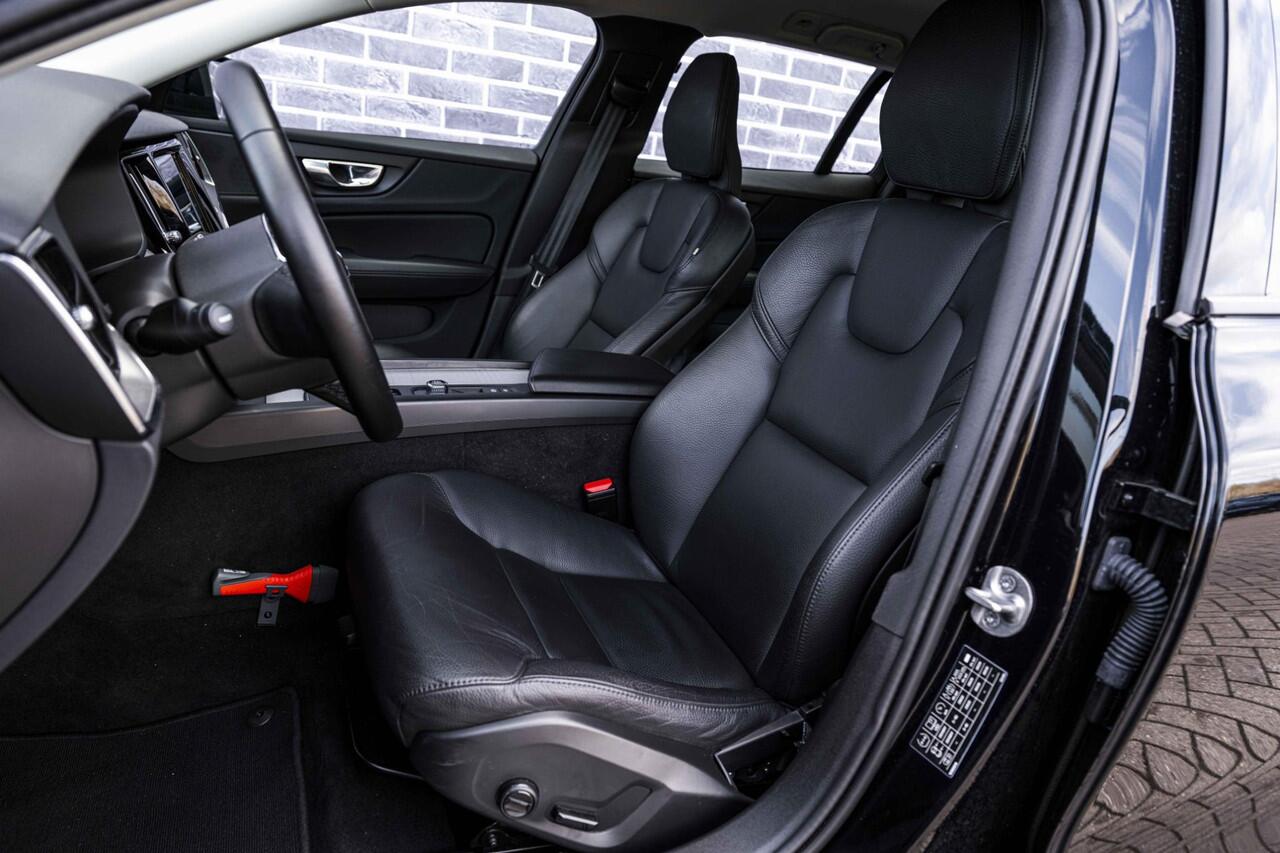 Volvo V60 2.0 B3 Essential Edition | Sport Pack | 19" Black Edition Velgen | Leder | Adaptieve Cruise Control | Stoelverwarming | Park Assist |