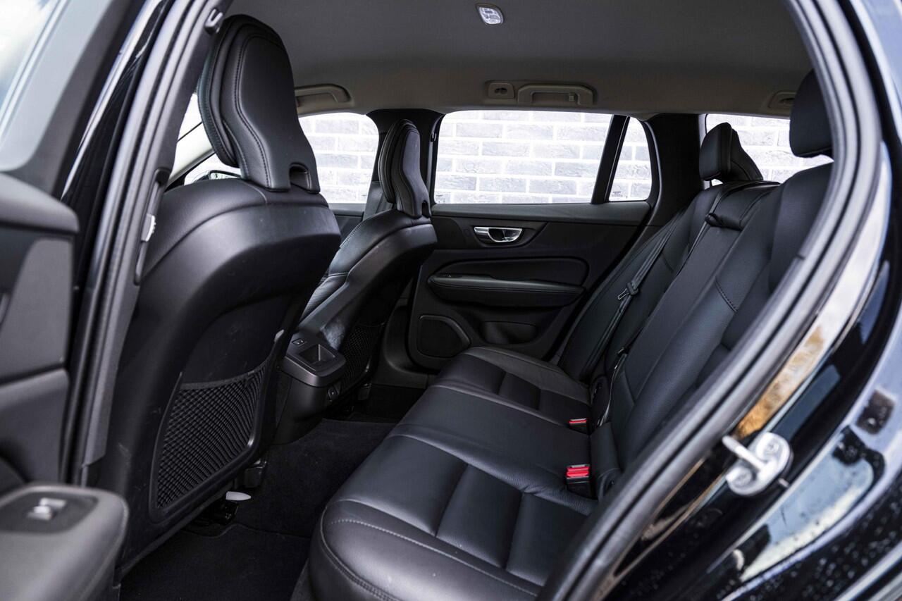 Volvo V60 2.0 B3 Essential Edition | Sport Pack | 19" Black Edition Velgen | Leder | Adaptieve Cruise Control | Stoelverwarming | Park Assist |