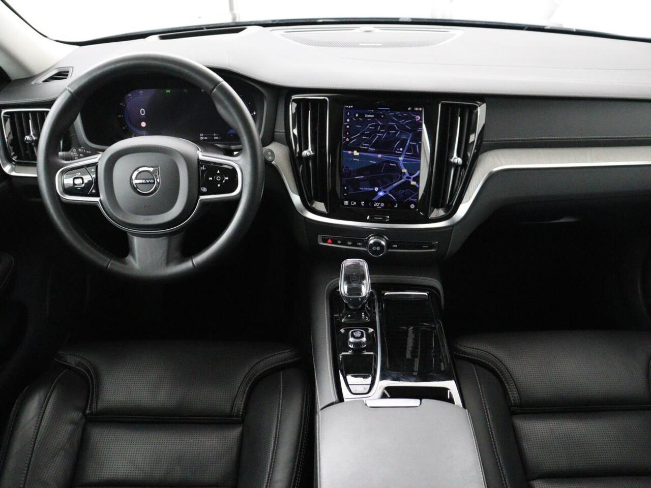 Volvo V60 2.0 T8 Plug-in AWD Ultimate Bright | Panoramadak | Trekhaak | Leder | Stoelventilatie | 360 Camera | Harman/Kardon | Head-Up | Keyless | Carplay | Achterbankverwarming | Adaptive cruise | PHEV