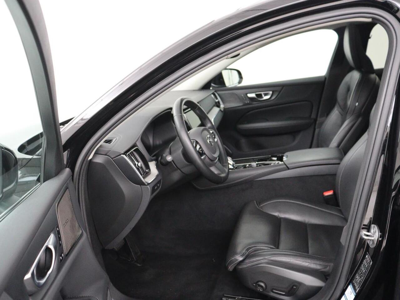 Volvo V60 2.0 T8 Plug-in AWD Ultimate Bright | Panoramadak | Trekhaak | Leder | Stoelventilatie | 360 Camera | Harman/Kardon | Head-Up | Keyless | Carplay | Achterbankverwarming | Adaptive cruise | PHEV