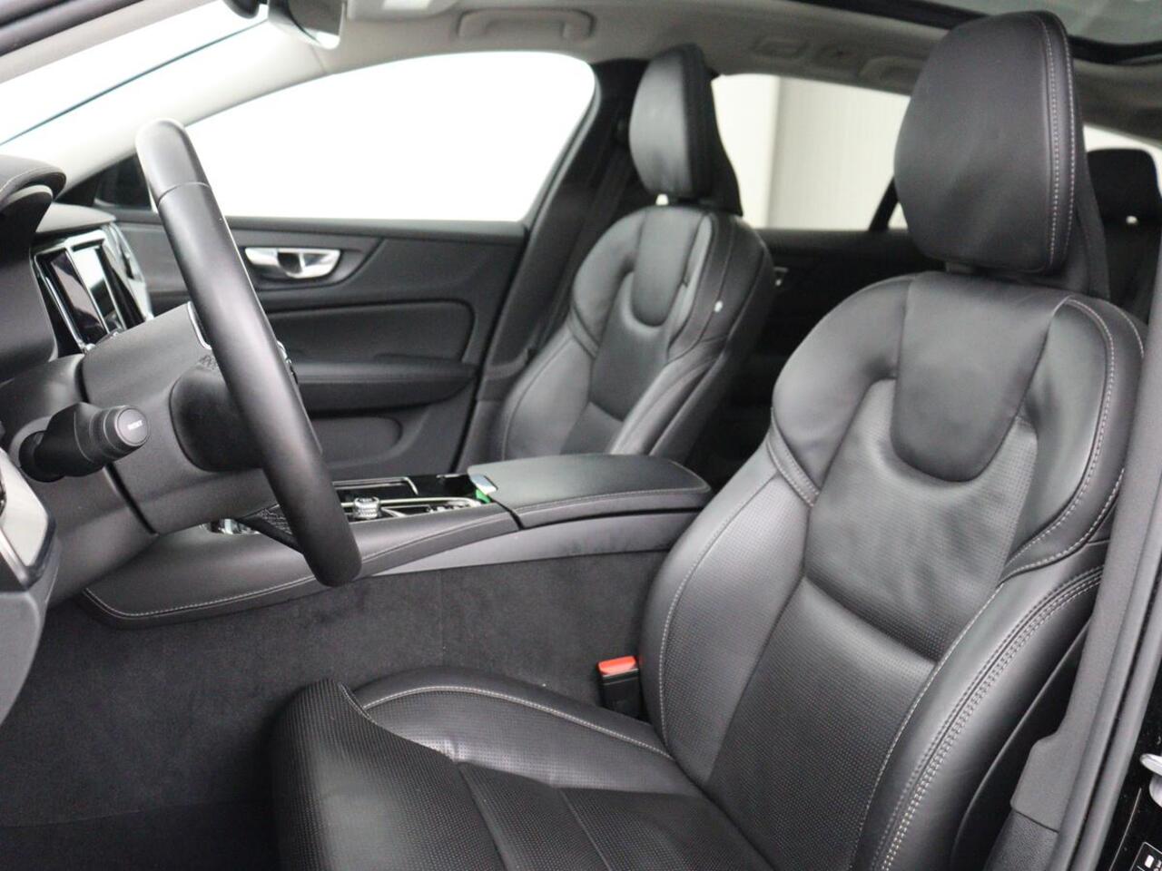 Volvo V60 2.0 T8 Plug-in AWD Ultimate Bright | Panoramadak | Trekhaak | Leder | Stoelventilatie | 360 Camera | Harman/Kardon | Head-Up | Keyless | Carplay | Achterbankverwarming | Adaptive cruise | PHEV