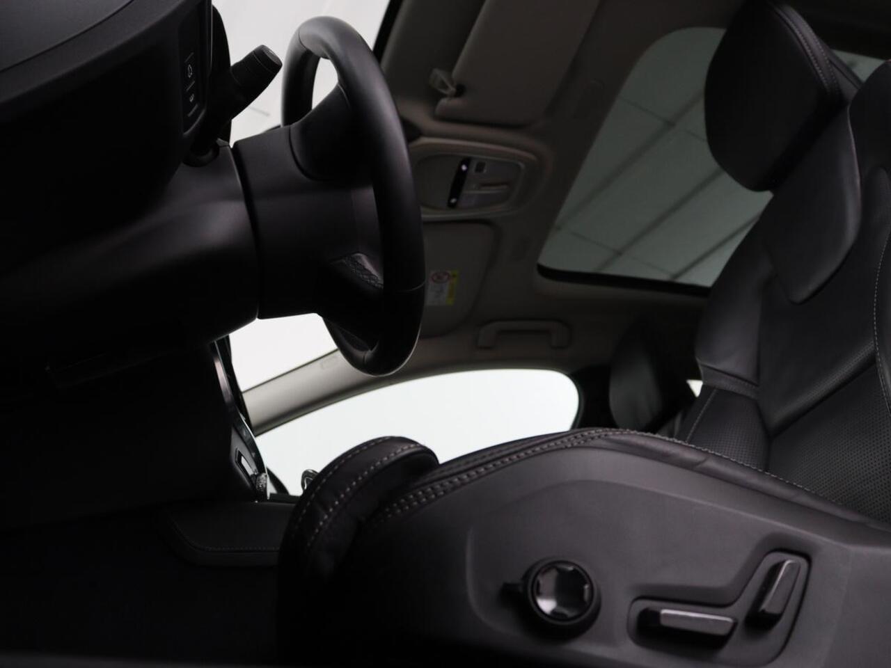 Volvo V60 2.0 T8 Plug-in AWD Ultimate Bright | Panoramadak | Trekhaak | Leder | Stoelventilatie | 360 Camera | Harman/Kardon | Head-Up | Keyless | Carplay | Achterbankverwarming | Adaptive cruise | PHEV