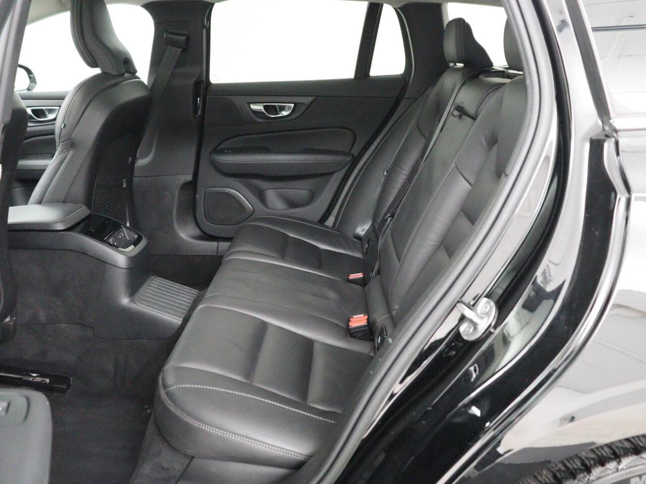 Volvo V60 2.0 T8 Plug-in AWD Ultimate Bright | Panoramadak | Trekhaak | Leder | Stoelventilatie | 360 Camera | Harman/Kardon | Head-Up | Keyless | Carplay | Achterbankverwarming | Adaptive cruise | PHEV