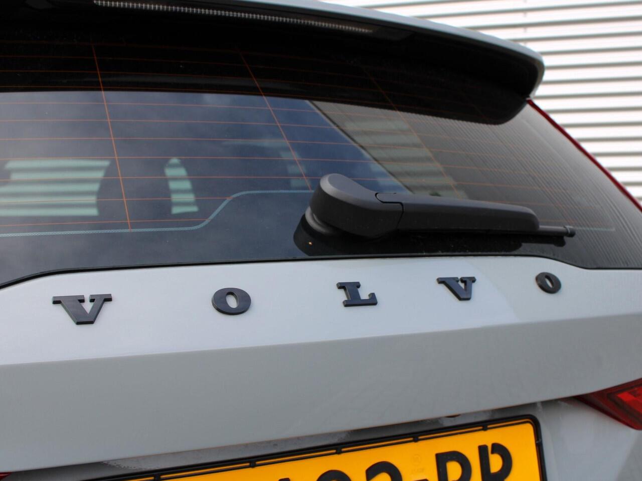 Volvo V60 2.0 B3 Plus Dark Automaat / 19" velgen / Sportstoelen met Nappa leder / BLISS / DAB / Privacy Glass