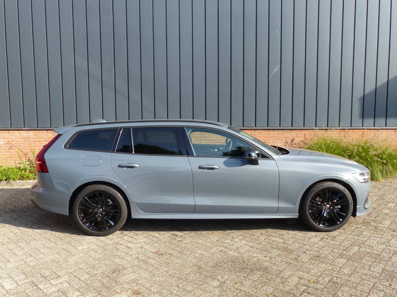 Volvo V60 B3 Essential Edition ¤ 45.845 Fiscaal |Lederen bekleding| Extra Getint Glas| Exterior Styling Kit|