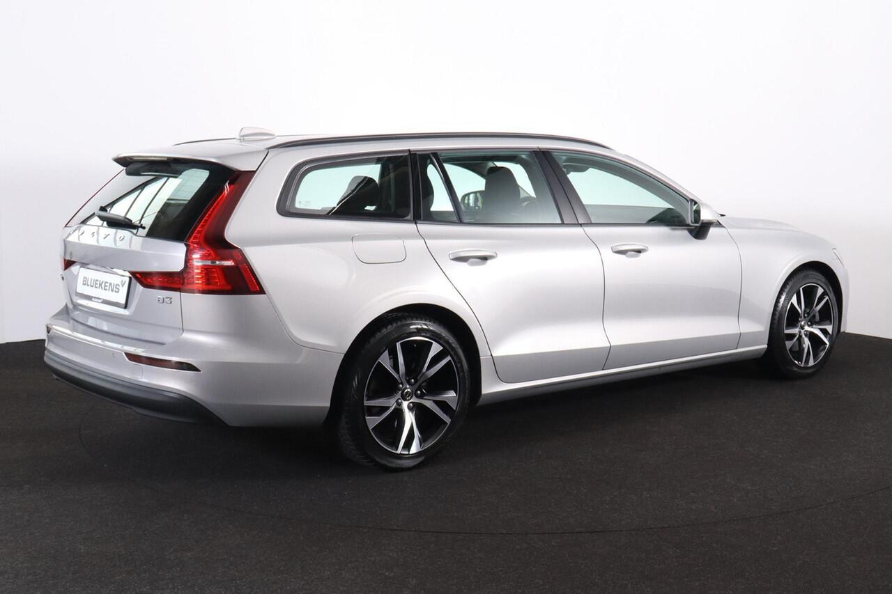 Volvo V60 B3 Essential Edition - IntelliSafe Assist & Surround - Parkeercamera achter - Verwarmde voorstoelen, stuur & achterbank - Parkeersensoren voor & achter - Draadloze tel. lader - High Performance audio - Elektr. inklapbare trekhaak - 18' LMV