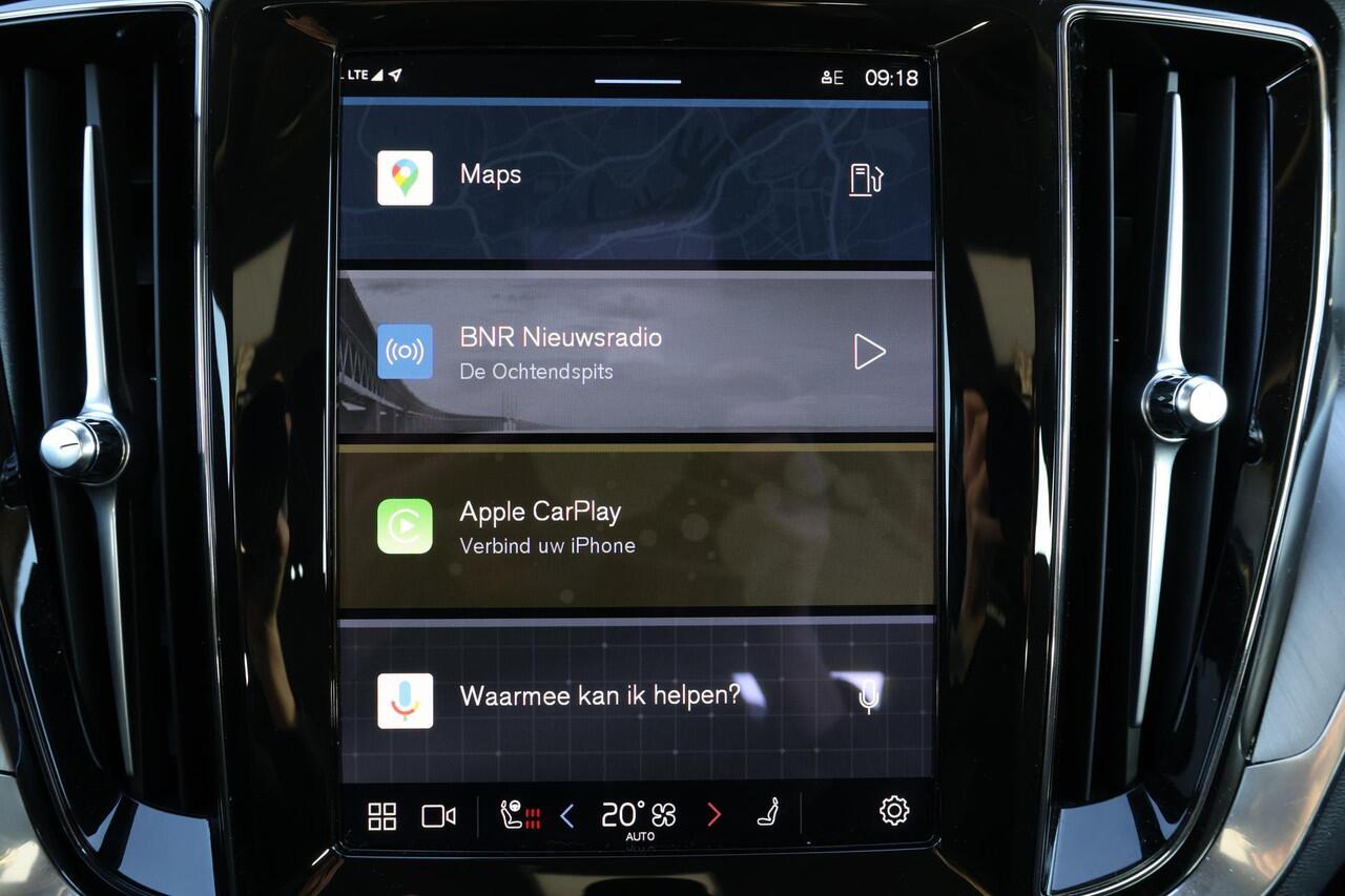 Volvo V60 B3 Essential Edition - IntelliSafe Assist & Surround - Parkeercamera achter - Verwarmde voorstoelen, stuur & achterbank - Parkeersensoren voor & achter - Draadloze tel. lader - High Performance audio - Elektr. inklapbare trekhaak - 18' LMV