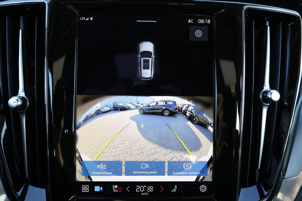 Volvo V60 B3 Essential Edition - IntelliSafe Assist & Surround - Parkeercamera achter - Verwarmde voorstoelen, stuur & achterbank - Parkeersensoren voor & achter - Draadloze tel. lader - High Performance audio - Elektr. inklapbare trekhaak - 18' LMV