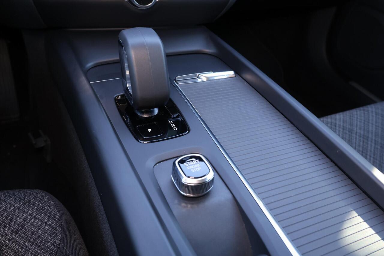 Volvo V60 B3 Essential - IntelliSafe Assist & Surround - Parkeercamera achter - Verwarmde voorstoelen, stuur & achterbank - Parkeersensoren voor & achter - Draadloze tel. lader - Elektr. inklapbare trekhaak - 18' LMV