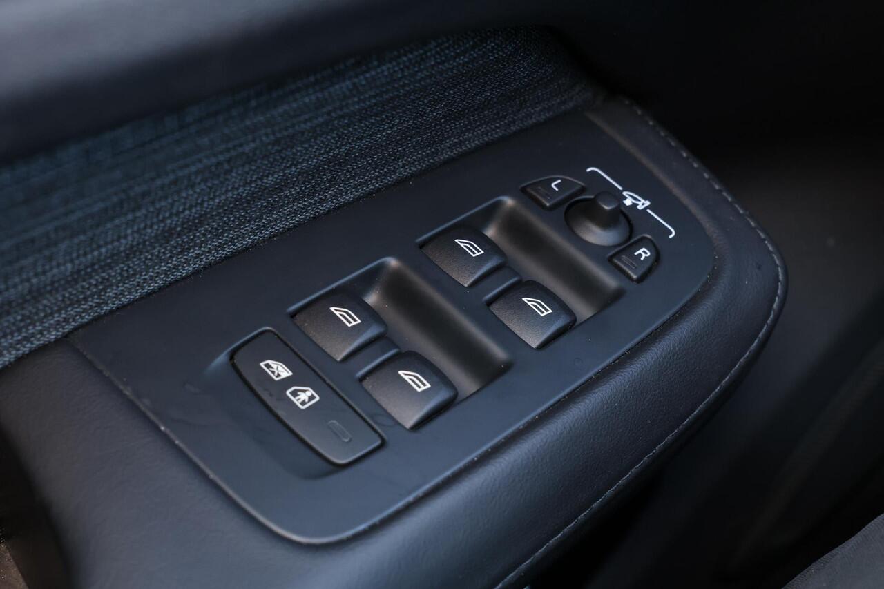 Volvo V60 B3 Essential - IntelliSafe Assist & Surround - Parkeercamera achter - Verwarmde voorstoelen, stuur & achterbank - Parkeersensoren voor & achter - Draadloze tel. lader - Elektr. inklapbare trekhaak - 18' LMV