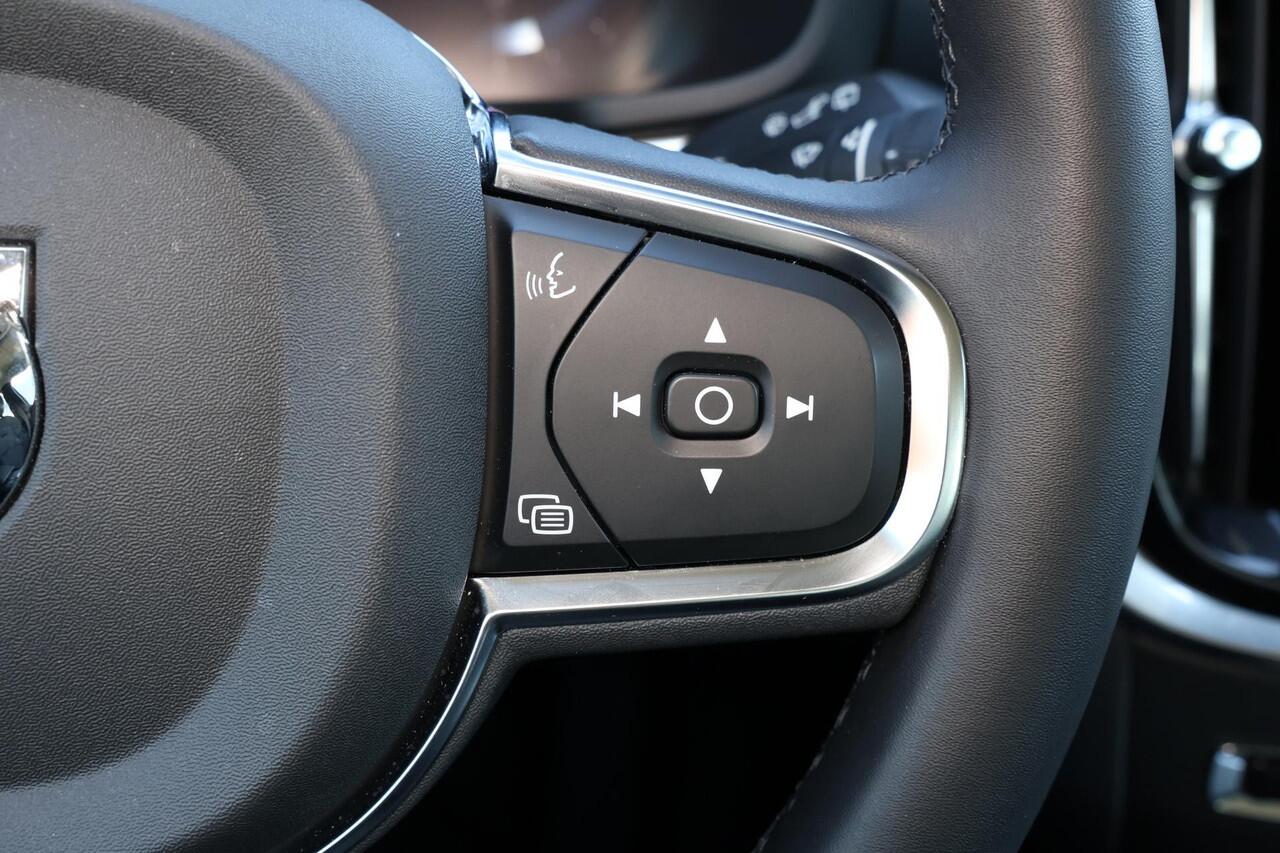 Volvo V60 B3 Essential - IntelliSafe Assist & Surround - Parkeercamera achter - Verwarmde voorstoelen, stuur & achterbank - Parkeersensoren voor & achter - Draadloze tel. lader - Elektr. inklapbare trekhaak - 18' LMV