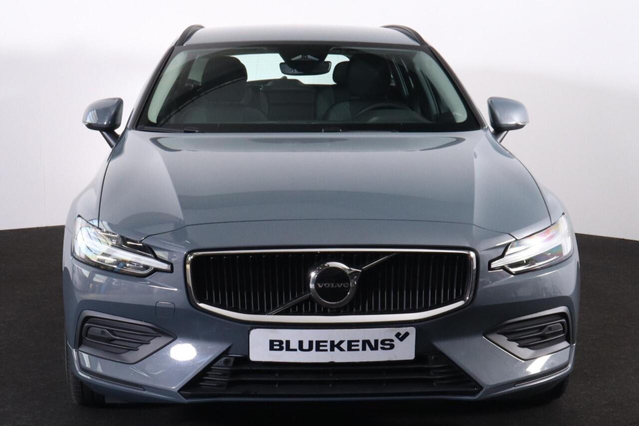 Volvo V60 B3 Essential - IntelliSafe Assist & Surround - Parkeercamera achter - Verwarmde voorstoelen, stuur & achterbank - Parkeersensoren voor & achter - Draadloze tel. lader - Elektr. inklapbare trekhaak - 18' LMV