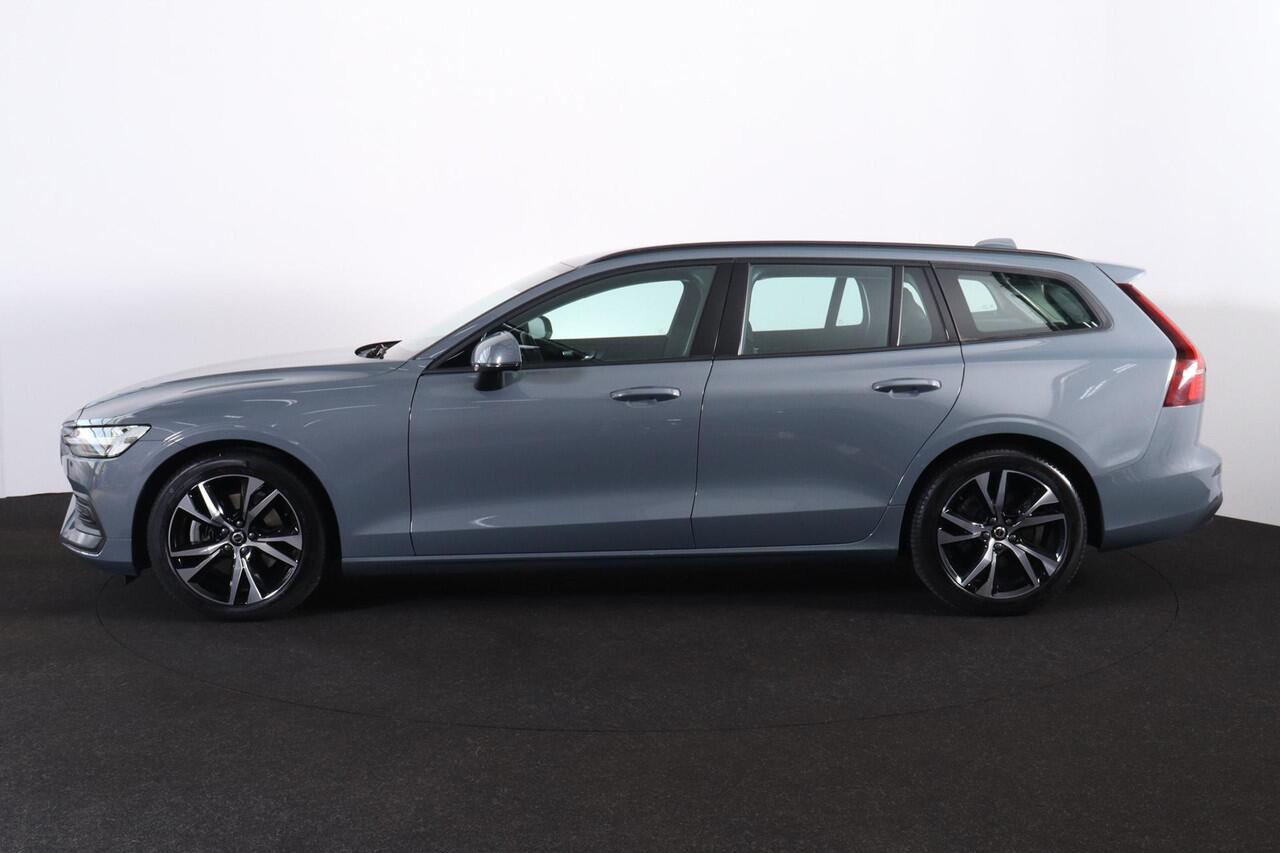 Volvo V60 B3 Essential - IntelliSafe Assist & Surround - Parkeercamera achter - Verwarmde voorstoelen, stuur & achterbank - Parkeersensoren voor & achter - Draadloze tel. lader - Elektr. inklapbare trekhaak - 18' LMV