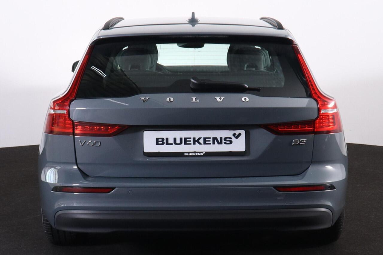 Volvo V60 B3 Essential - IntelliSafe Assist & Surround - Parkeercamera achter - Verwarmde voorstoelen, stuur & achterbank - Parkeersensoren voor & achter - Draadloze tel. lader - Elektr. inklapbare trekhaak - 18' LMV