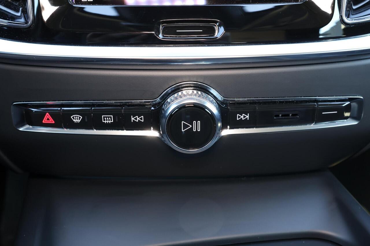 Volvo V60 B3 Essential - IntelliSafe Assist & Surround - Parkeercamera achter - Verwarmde voorstoelen, stuur & achterbank - Parkeersensoren voor & achter - Draadloze tel. lader - Elektr. inklapbare trekhaak - 18' LMV