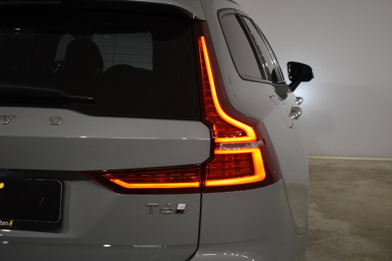 Volvo V60 T6 350PK Automaat Plug-in Hybrid AWD Ultra Dark / Adaptieve Cruisecontrol / Parkeersensoren / Stoelverwarming / Stuurverwarming / 360 Camera / Elektrische Stoelen /