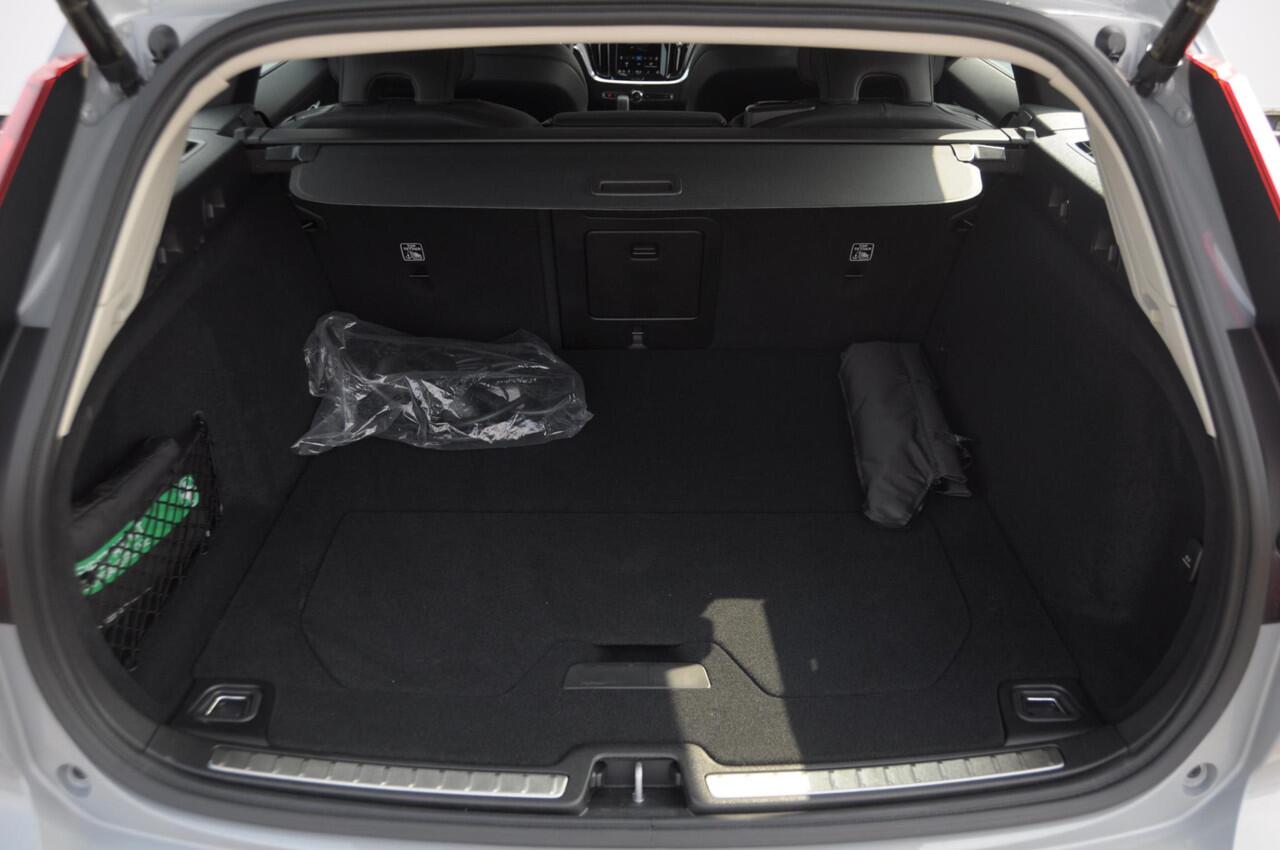 Volvo V60 T6 350PK Automaat Plus Dark / cruise control / Apple carplay / Elektrische stoelen met geheugen / Parkeersensoren met camera / Elektrische achterklep