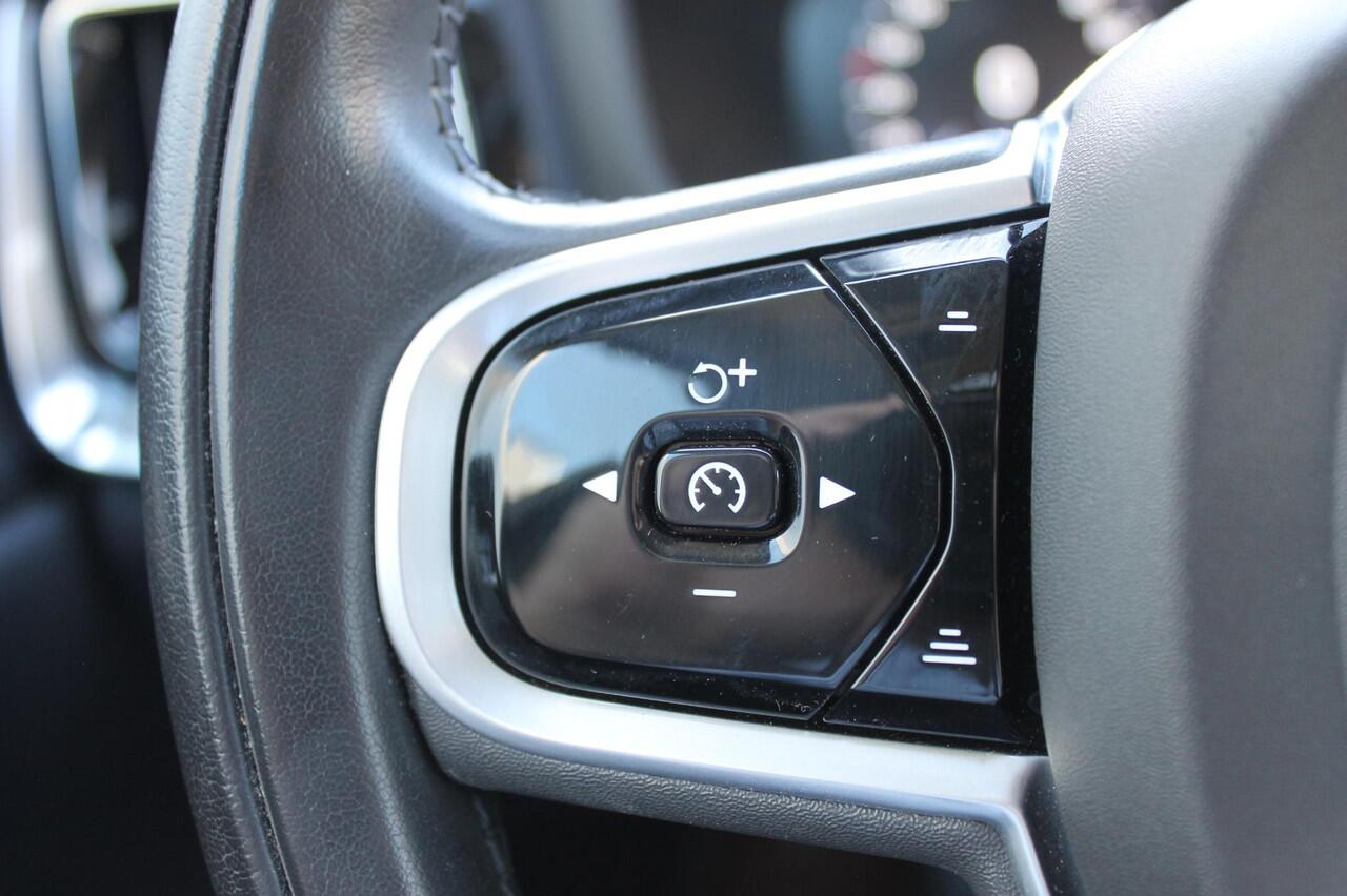 Volvo V60 T6 350PK Plug-in hybrid AWD Plus Bright Long Range / 19" lichtmetalen velgen / Harman Kardon Audio / Adaptieve Cruise Control / Elektrisch verstelbare voorstoelen met geheugen