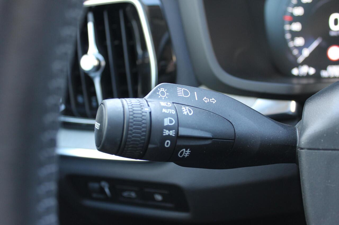 Volvo V60 T6 350PK Plug-in hybrid AWD Plus Bright Long Range / 19" lichtmetalen velgen / Harman Kardon Audio / Adaptieve Cruise Control / Elektrisch verstelbare voorstoelen met geheugen