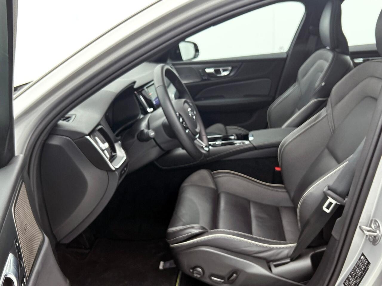 Volvo V60 2.0 T6 Plus | trekhaak | Panorama Dak | 360 Camera |