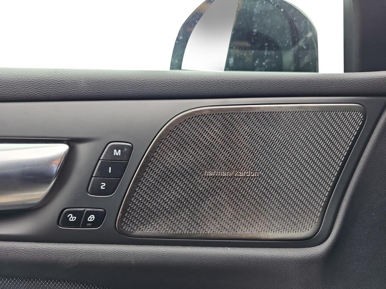 Volvo V60 2.0 T6 Plug-in hybrid AWD Plus Dark | Harman/Kardon Audio | 360 graden camera | Trekhaak | Sportstoelen |