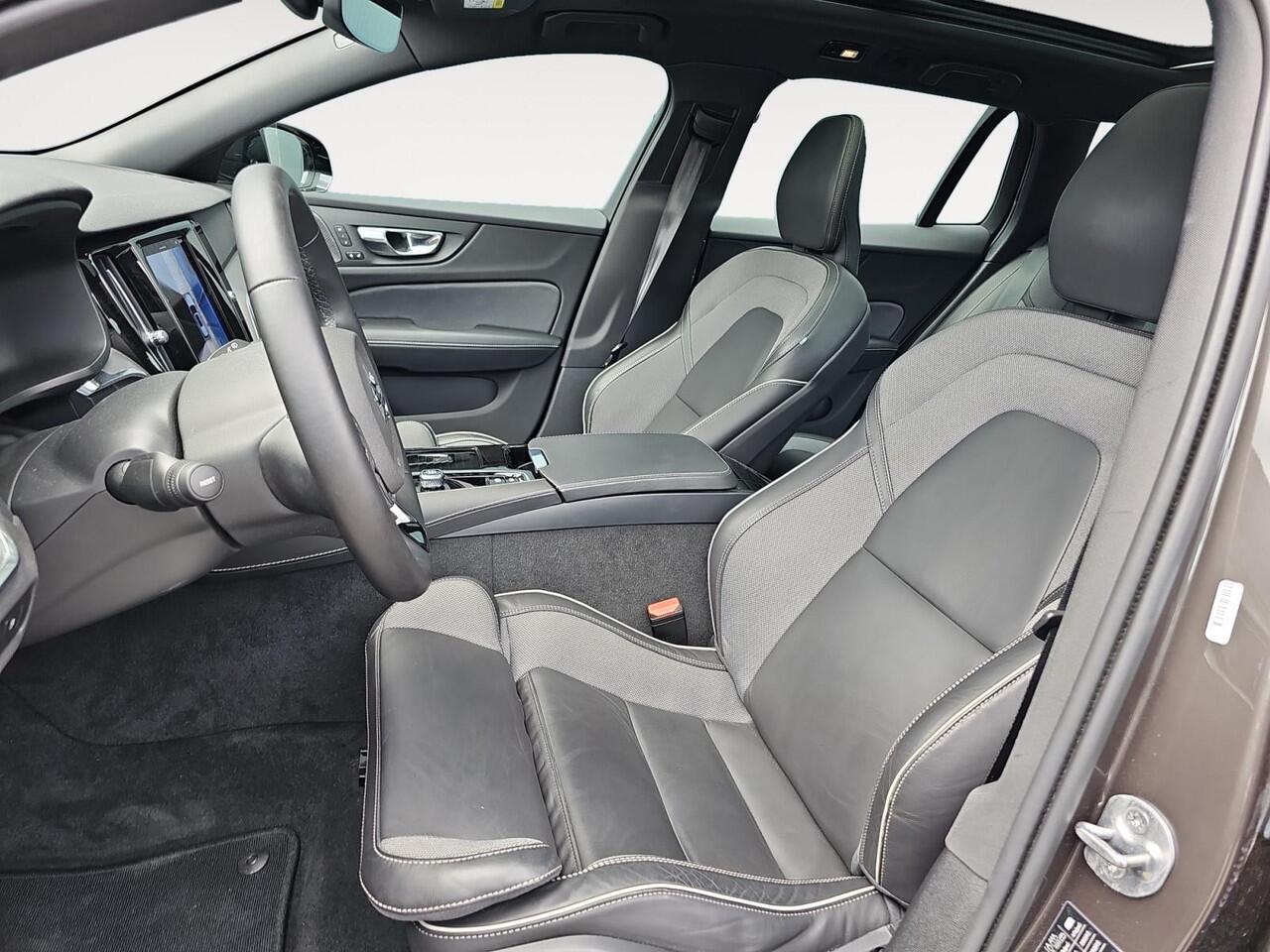 Volvo V60 2.0 T6 Plug-in hybrid AWD Plus Dark | Harman/Kardon Audio | 360 graden camera | Trekhaak | Sportstoelen |