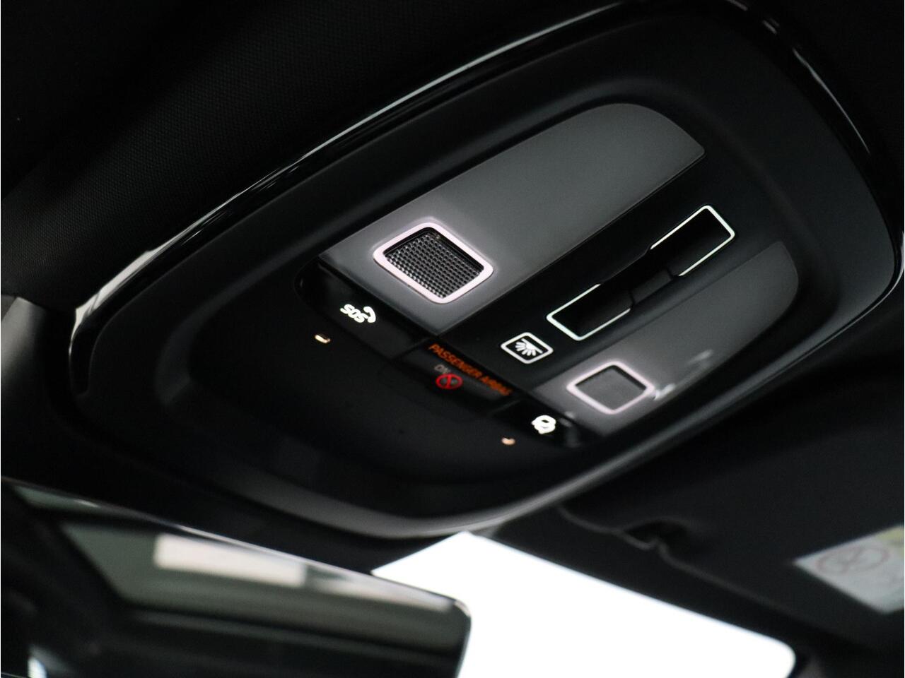 Volvo V60 T6 AWD Plug-in hybrid AWD Plus Dark / Trekhaak / Pano. dak / Harman Kardon / Achter- voor- en stuurverwarming / Contour Stoelen / 360 camera /