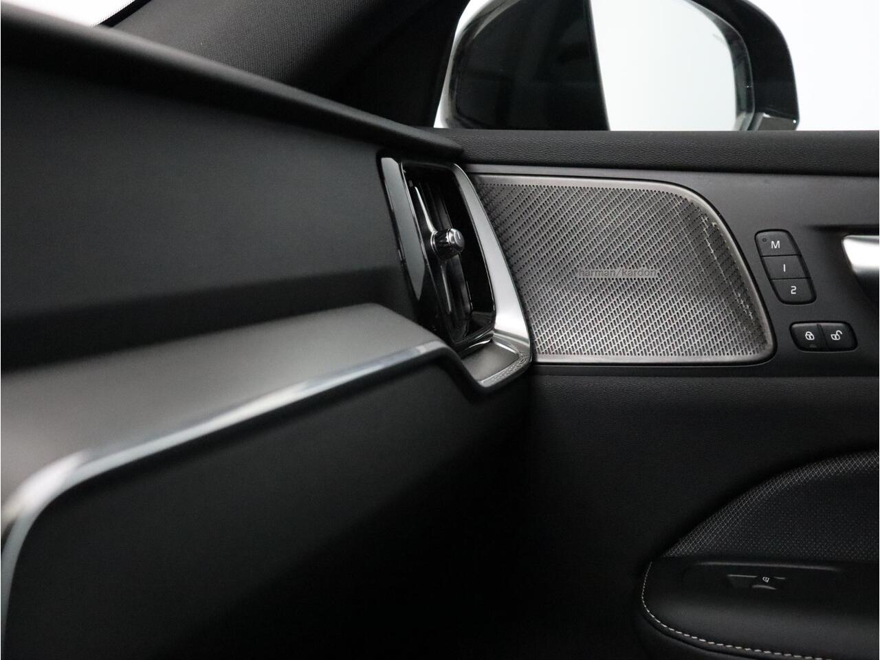 Volvo V60 T6 AWD Plug-in hybrid AWD Plus Dark / Trekhaak / Pano. dak / Harman Kardon / Achter- voor- en stuurverwarming / Contour Stoelen / 360 camera /