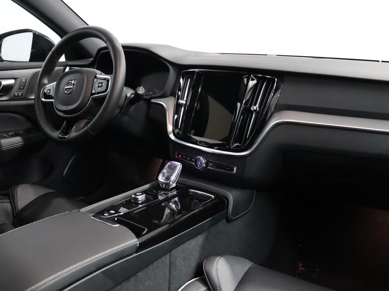 Volvo V60 T6 AWD Plug-in hybrid AWD Plus Dark / Trekhaak / Pano. dak / Harman Kardon / Achter- voor- en stuurverwarming / Contour Stoelen / 360 camera /