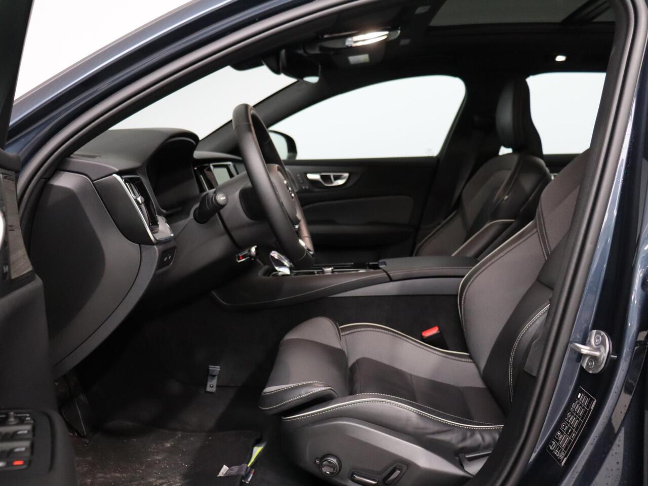 Volvo V60 T6 AWD Plug-in hybrid AWD Plus Dark / Trekhaak / Pano. dak / Harman Kardon / Achter- voor- en stuurverwarming / Contour Stoelen / 360 camera /