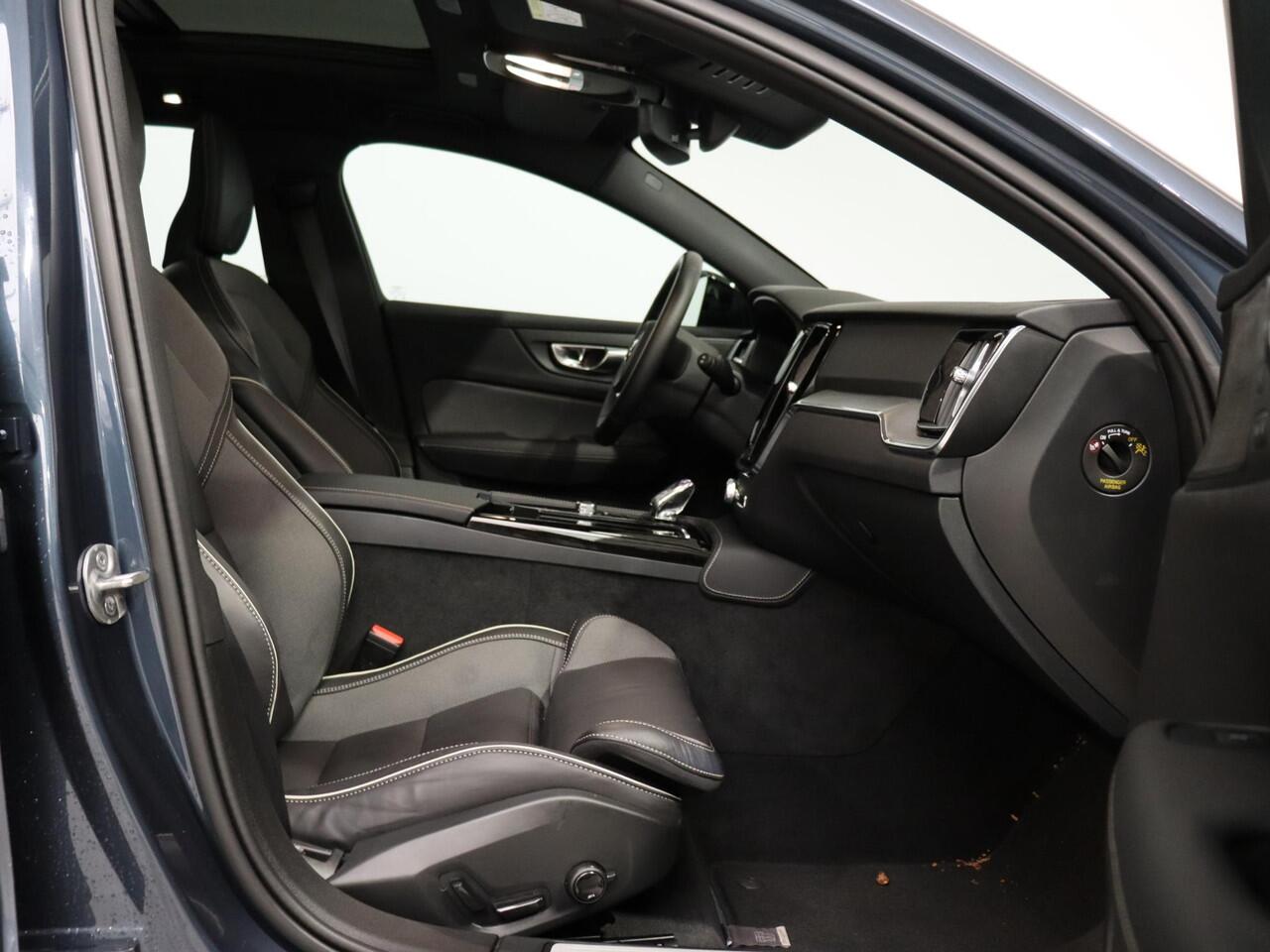 Volvo V60 T6 AWD Plug-in hybrid AWD Plus Dark / Trekhaak / Pano. dak / Harman Kardon / Achter- voor- en stuurverwarming / Contour Stoelen / 360 camera /