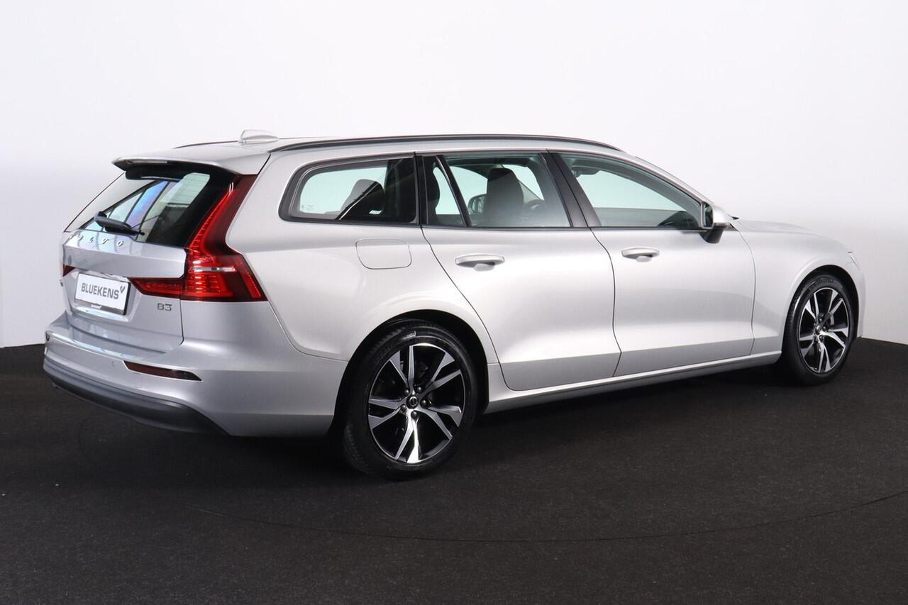 Volvo V60 B3 Essential Edition - IntelliSafe Assist & Surround - Parkeercamera achter - Verwarmde voorstoelen, stuur & achterbank - Parkeersensoren voor & achter - Draadloze tel. lader - High Performance audio - Elektr. inklapbare trekhaak - 18' LMV