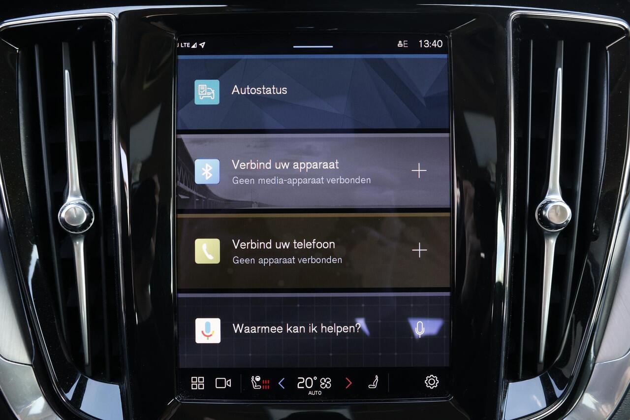 Volvo V60 B3 Essential Edition - IntelliSafe Assist & Surround - Parkeercamera achter - Verwarmde voorstoelen, stuur & achterbank - Parkeersensoren voor & achter - Draadloze tel. lader - High Performance audio - Elektr. inklapbare trekhaak - 18' LMV
