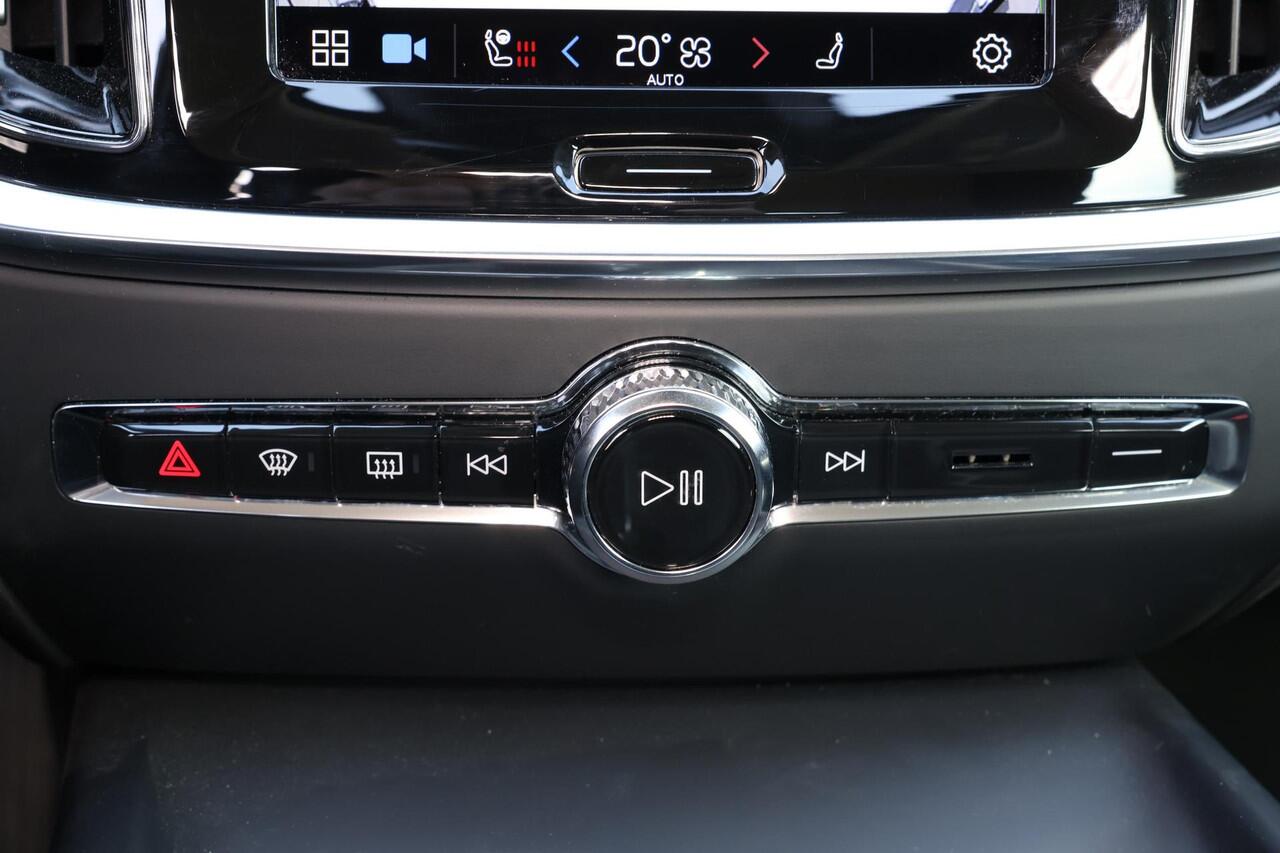 Volvo V60 B3 Essential Edition - IntelliSafe Assist & Surround - Parkeercamera achter - Verwarmde voorstoelen, stuur & achterbank - Parkeersensoren voor & achter - Draadloze tel. lader - High Performance audio - Elektr. inklapbare trekhaak - 18' LMV