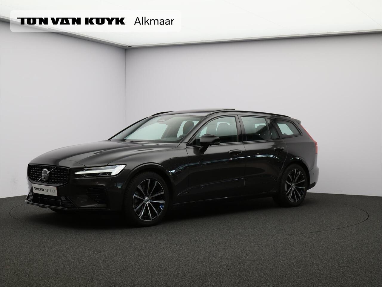 Volvo V60 T6 AWD Plug-in hybrid Plus Dark / Trekhaak / Pan. dak / 360 camera / Stoel+stuur+voorruit+achterbankverwarming