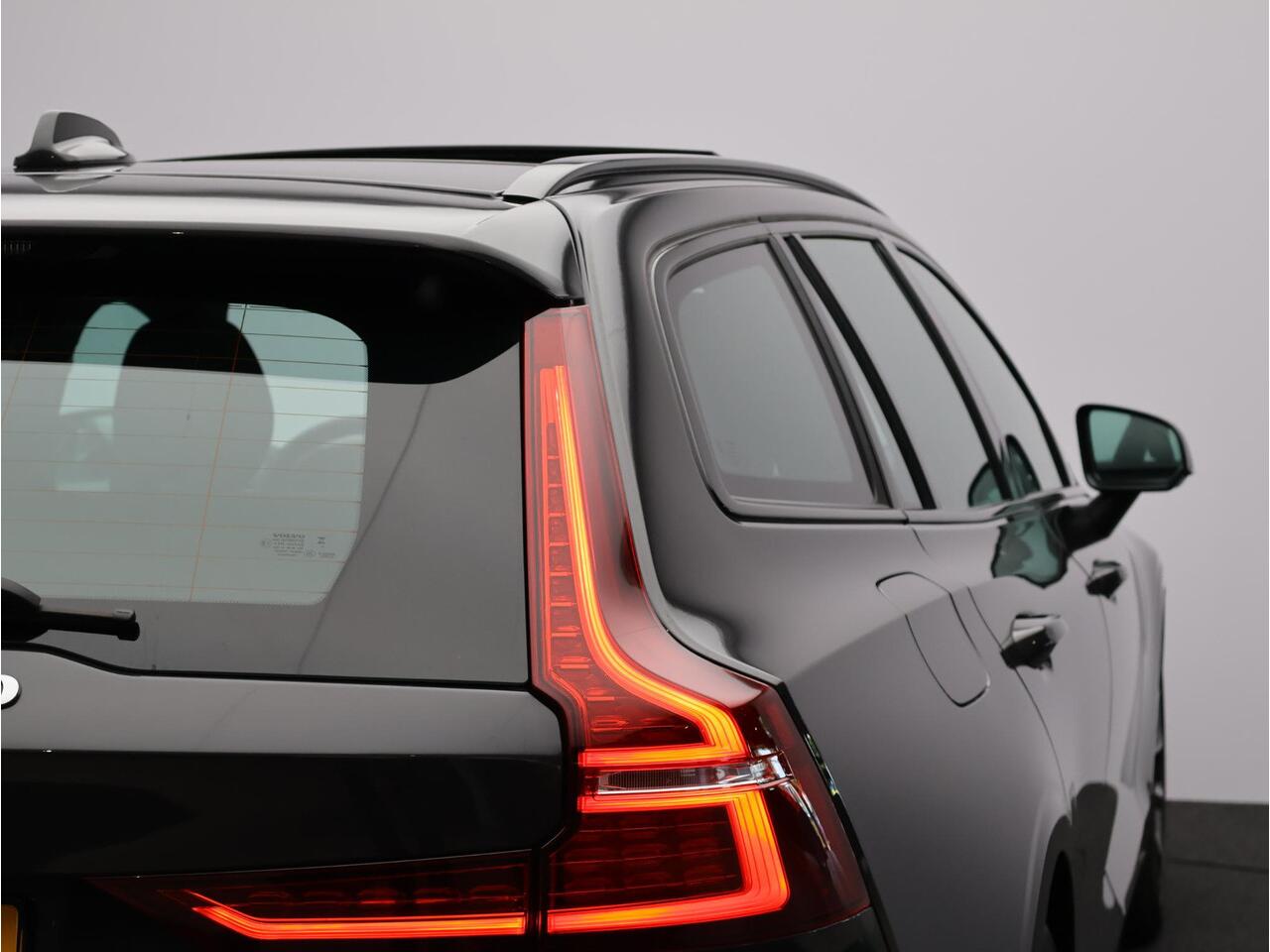 Volvo V60 T6 AWD Plug-in hybrid Plus Dark / Trekhaak / Pan. dak / 360 camera / Stoel+stuur+voorruit+achterbankverwarming