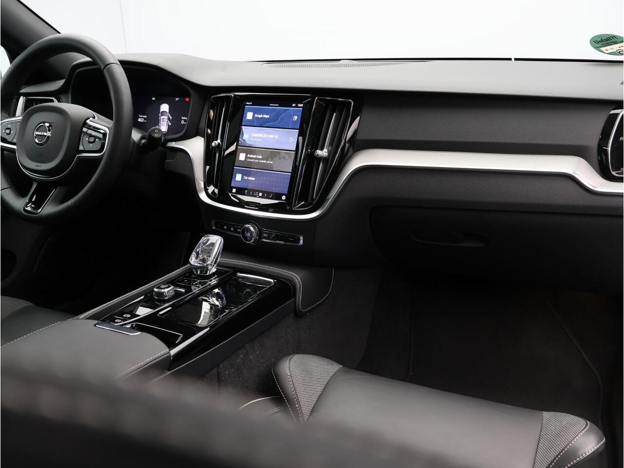 Volvo V60 T6 AWD Plug-in hybrid Plus Dark / Trekhaak / Pan. dak / 360 camera / Stoel+stuur+voorruit+achterbankverwarming